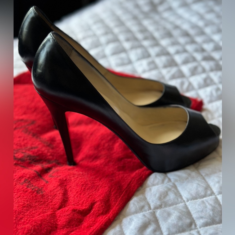 Christian Loubotín size 38 peep toe pumps black leather